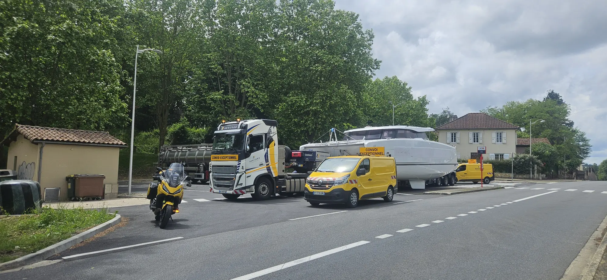 Guidage moto et voiture pilote autour d’un transport exceptionnel de bateau